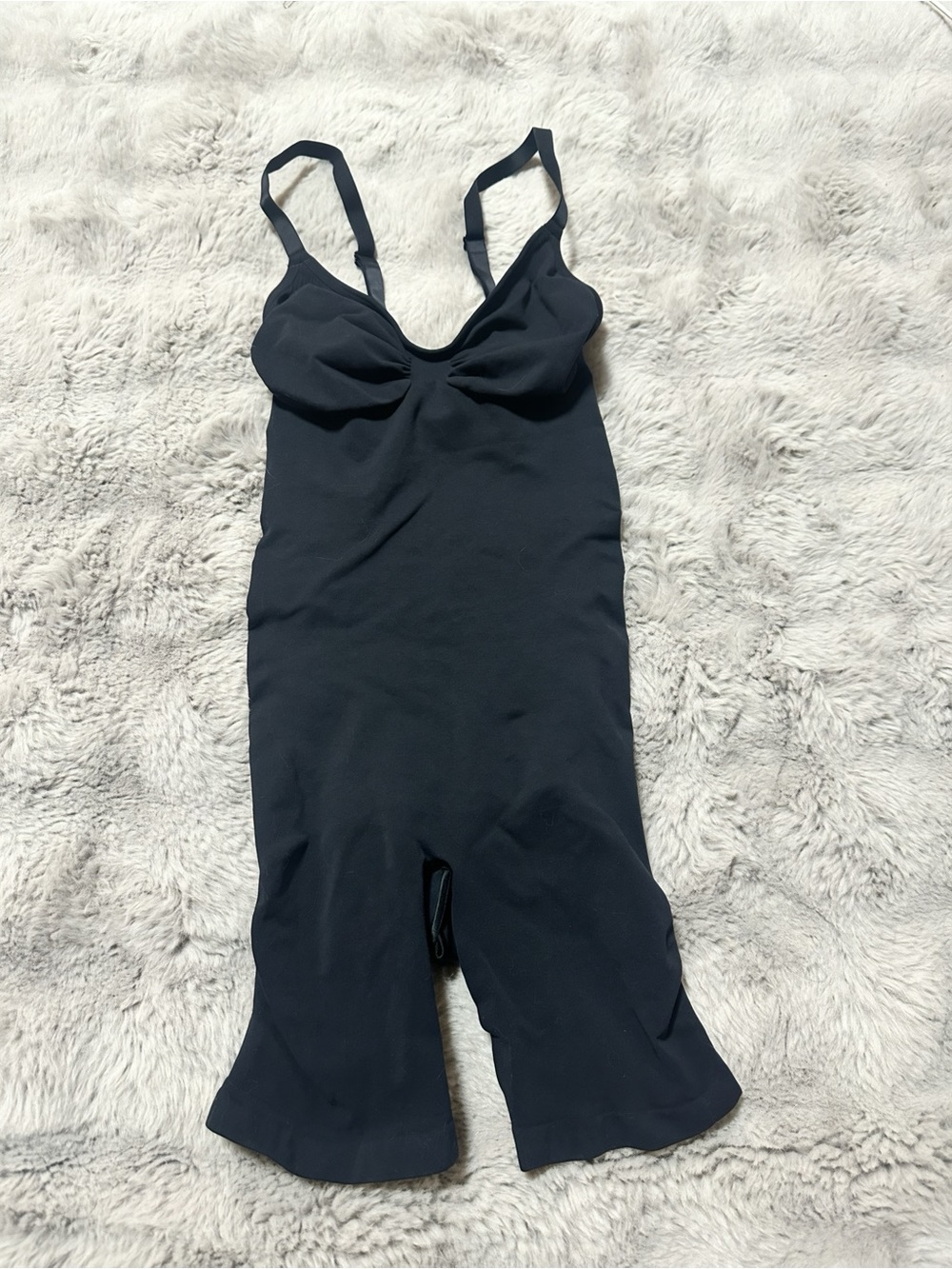 Brand new SKIMS SEAMLESS SCULPT
MID THIGH BODYSUIT Size L Onxy